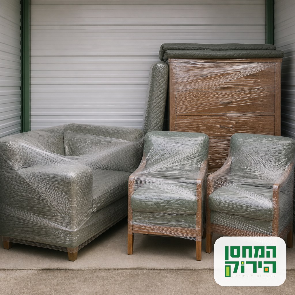 רהיטי עץ עטופים בכיסויי הגנה ומאוחסנים בבטחה במהלך שיפוץ