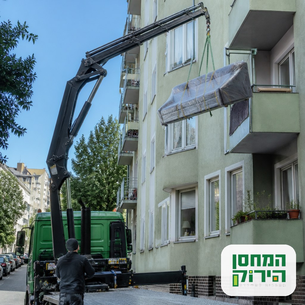 הובלת מנוף המרימה רהיטים כבדים לקומה גבוהה בבניין מגורים