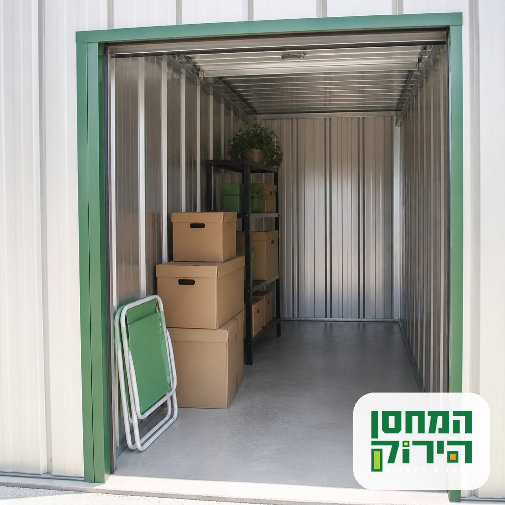 יחידת אחסון קטנה עם ארגזים מסומנים ומעבר נוח, סידור טיפוסי לאחסון לתקופה קצרה