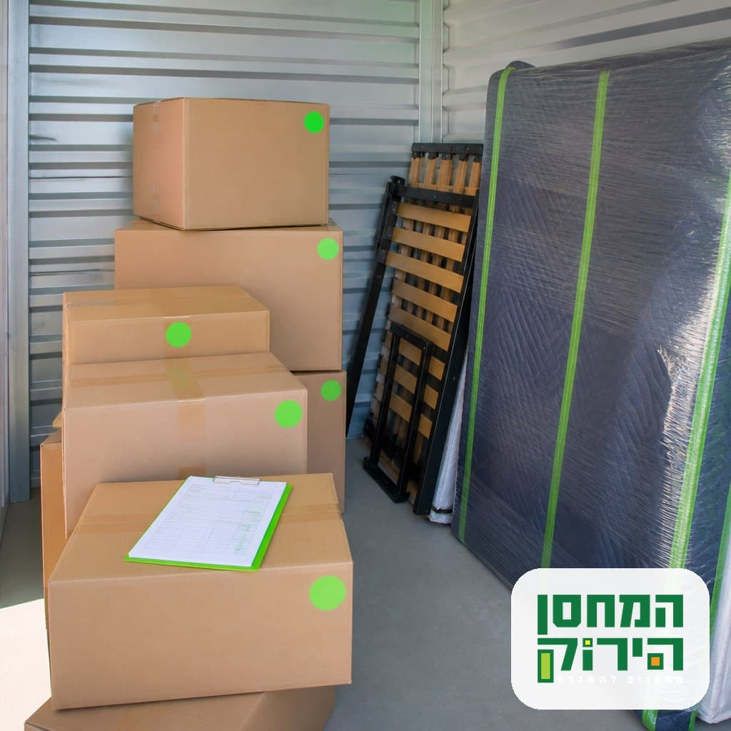 ארגזים ממוספרים עם רשימת תכולה מודפסת לצד ארון עטוף ביחידת אחסון