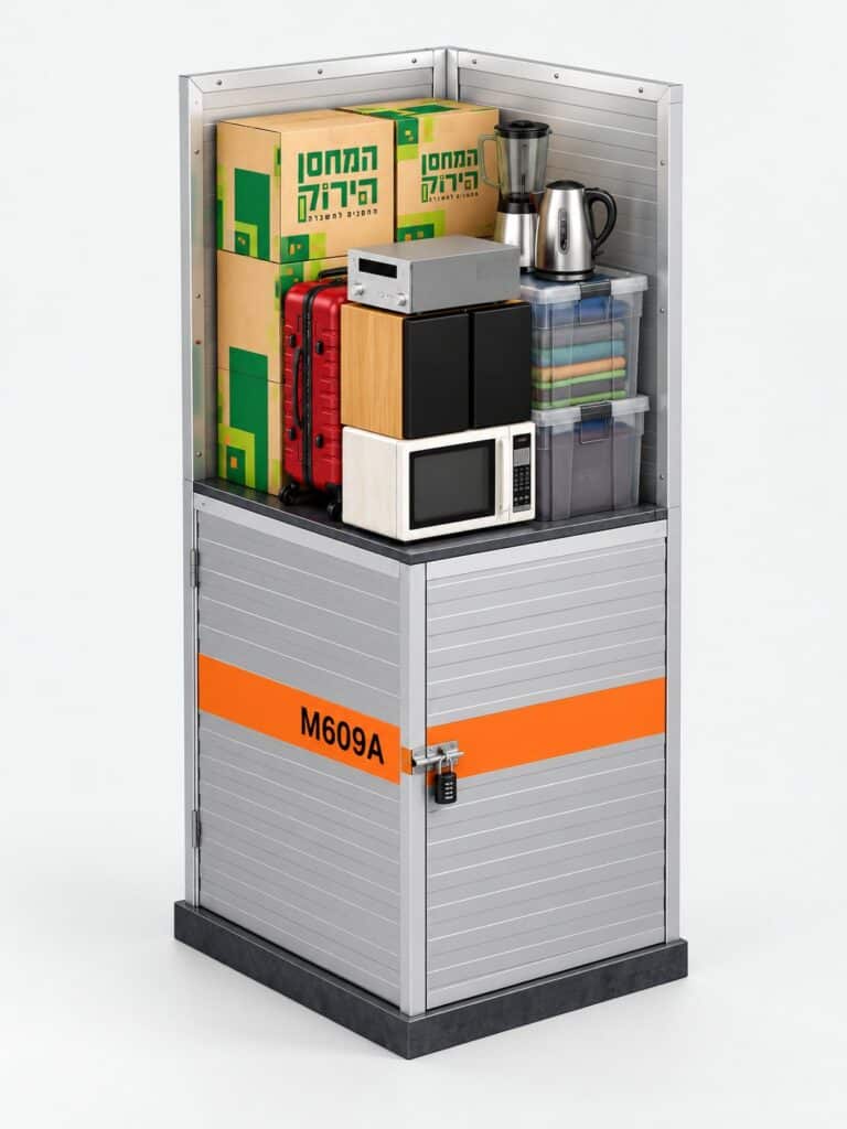 המחשה של מחסן קטן בדגם EXTRA SMALL של המחסן הירוק, עם ארגזים, מזוודה ומכשירי חשמל בפנים