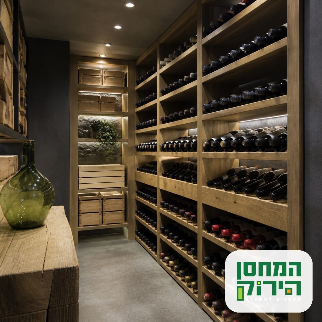 אחסון יין על מדפי עץ בחלל אחסון קריר ומוצל, הבקבוקים מונחים בשכיבה